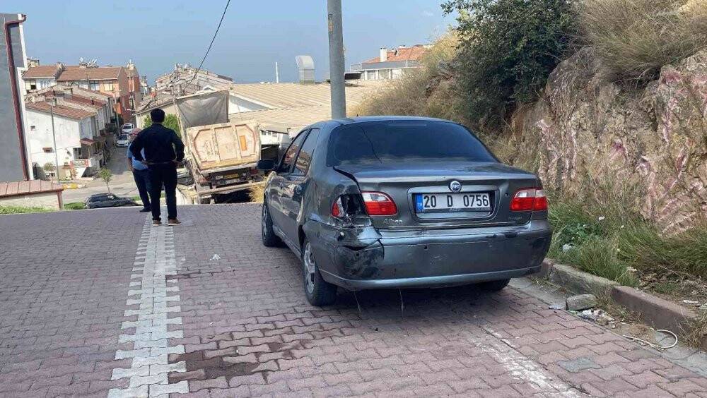 Yokuşta kayan kamyon dehşet saçtı