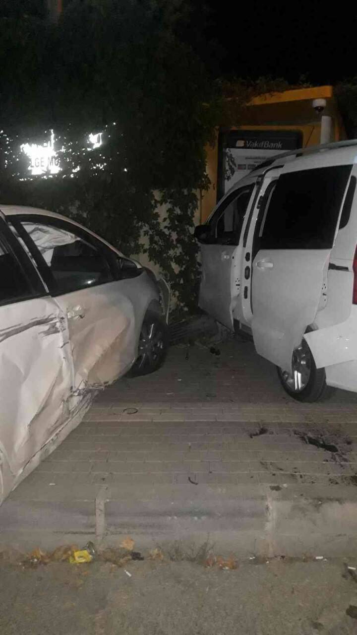 Elazığ’da kaza yapan otomobiller, ATM’ye daldı: 2 yaralı