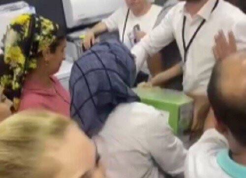 İndirimdeki fritöz için birbirlerine girdiler