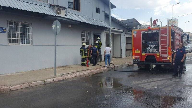 İş yerinin çatısında çıkan lastik yangını söndürüldü