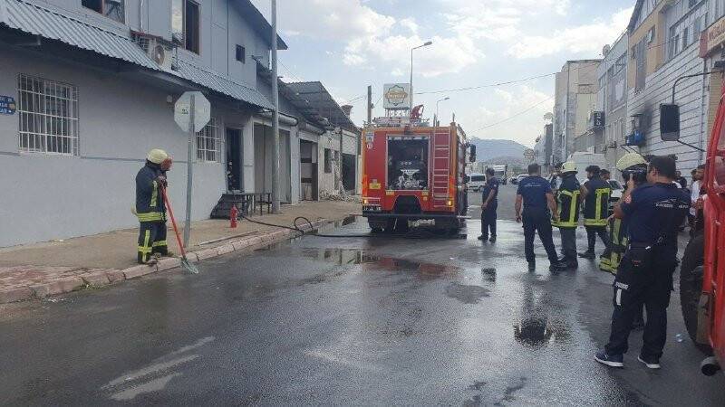 İş yerinin çatısında çıkan lastik yangını söndürüldü
