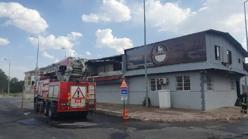 İş yerinin çatısında çıkan lastik yangını söndürüldü