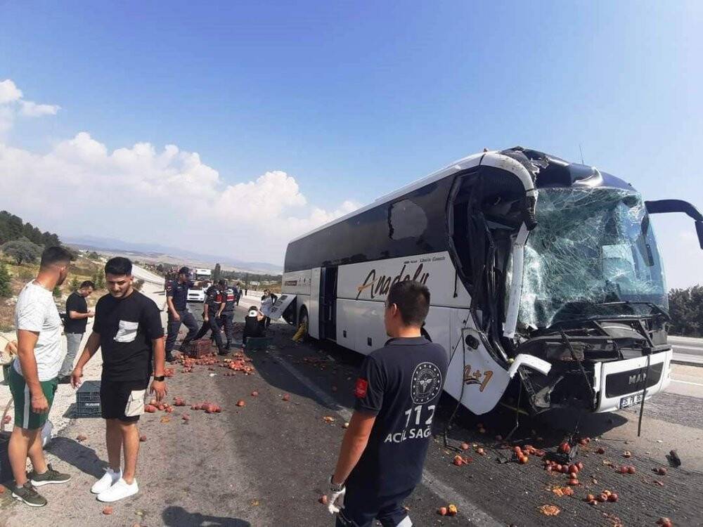 Kütahya’da yolcu otobüsü kamyona çarptı: 8 yaralı