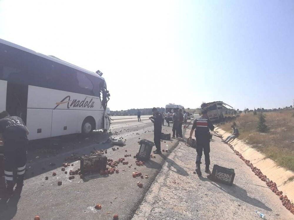 Kütahya’da yolcu otobüsü kamyona çarptı: 8 yaralı