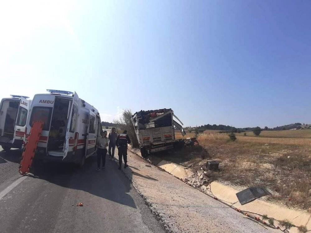 Kütahya’da yolcu otobüsü kamyona çarptı: 8 yaralı