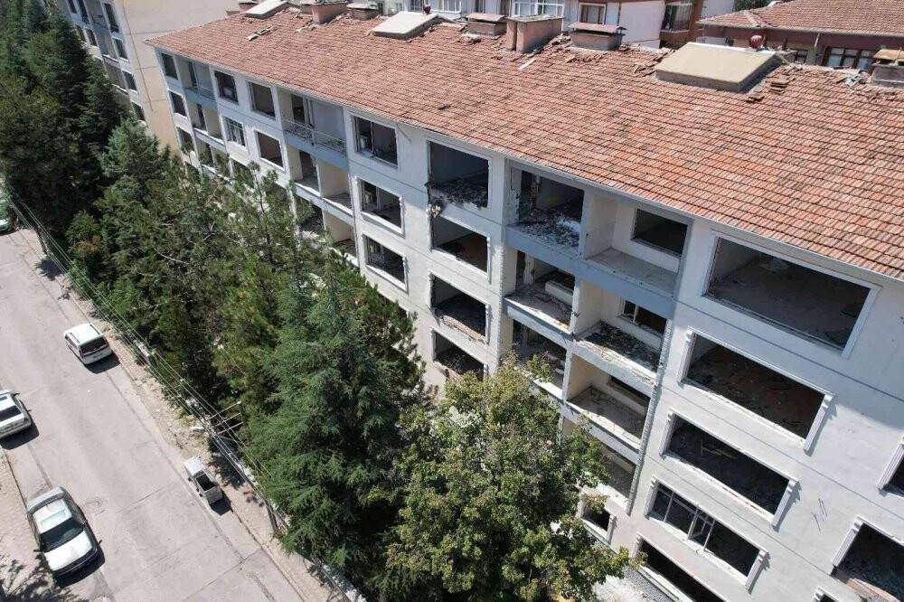 Yıkım emri gelen bina torbacıların meskeni oldu