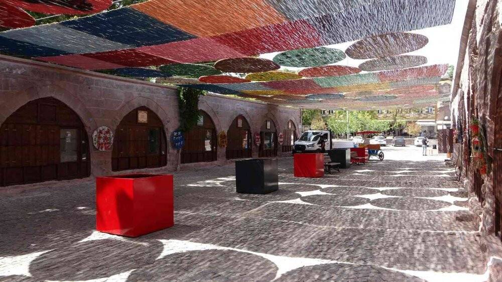 3.5 asırlık çarşı ’çiçek’ açtı