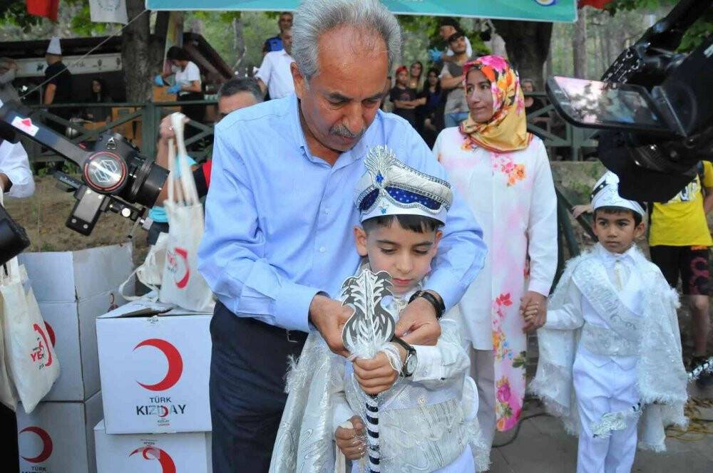 Akşehir Belediyesi’nin 17. geleneksel sünnet şöleni yapıldı