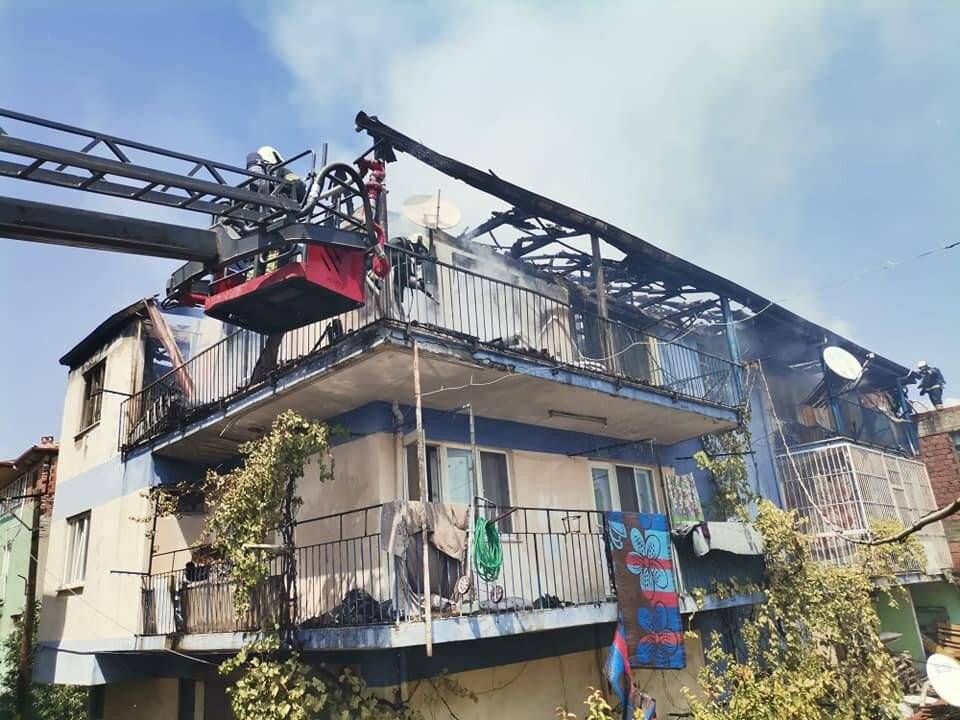 Alev alev yanan ev kullanılamaz hale geldi