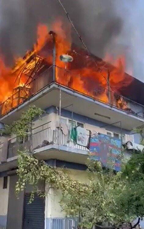 Alev alev yanan ev kullanılamaz hale geldi