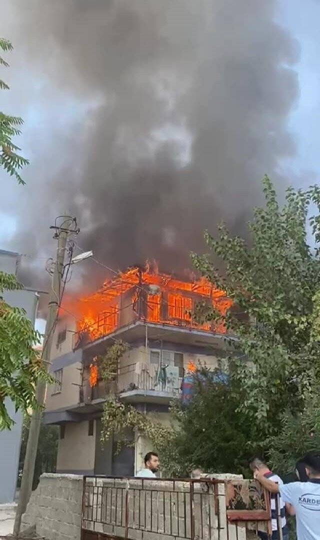 Alev alev yanan ev kullanılamaz hale geldi