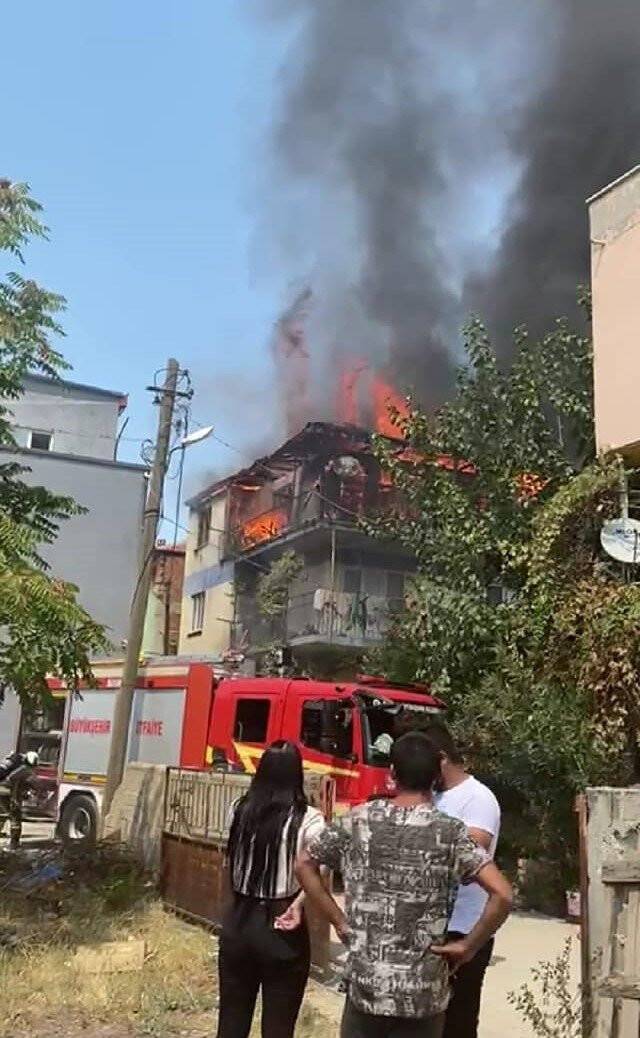 Alev alev yanan ev kullanılamaz hale geldi