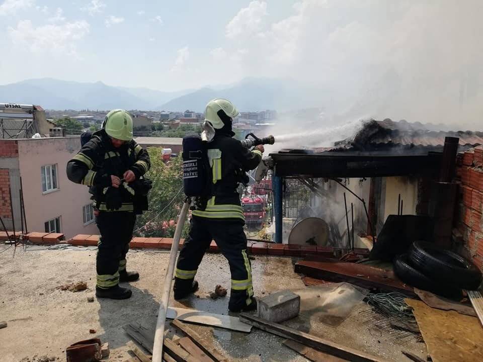 Alev alev yanan ev kullanılamaz hale geldi