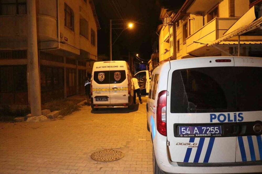 Havlayan köpeğe tepki veren moto kuryeleri uyaran ağabey ve kardeşi bıçaklandı