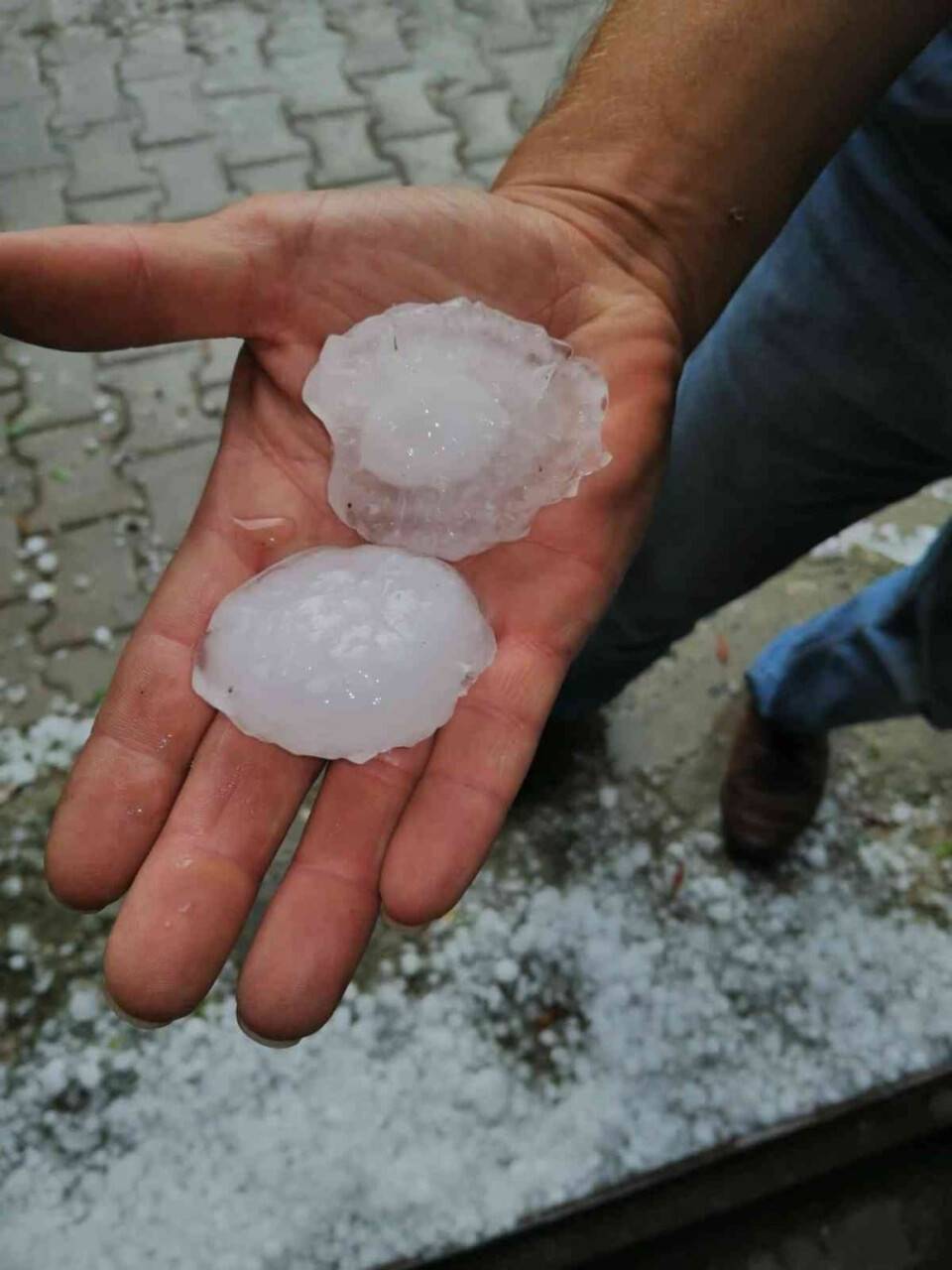 Kastamonu’da yumurta büyüklüğünde yağan dolu ev ve araçlarda maddi hasara neden oldu