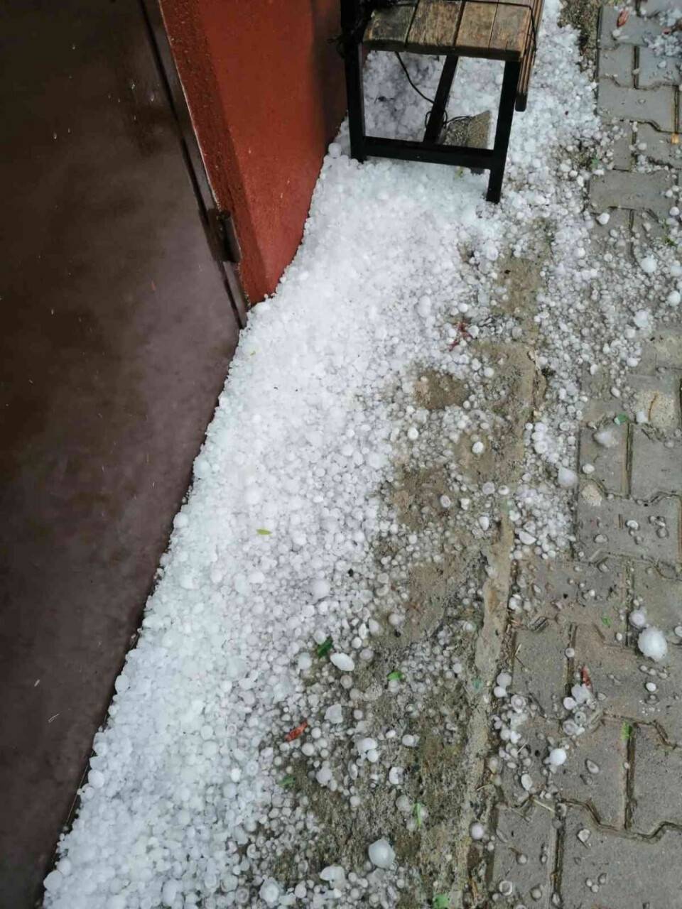 Kastamonu’da yumurta büyüklüğünde yağan dolu ev ve araçlarda maddi hasara neden oldu