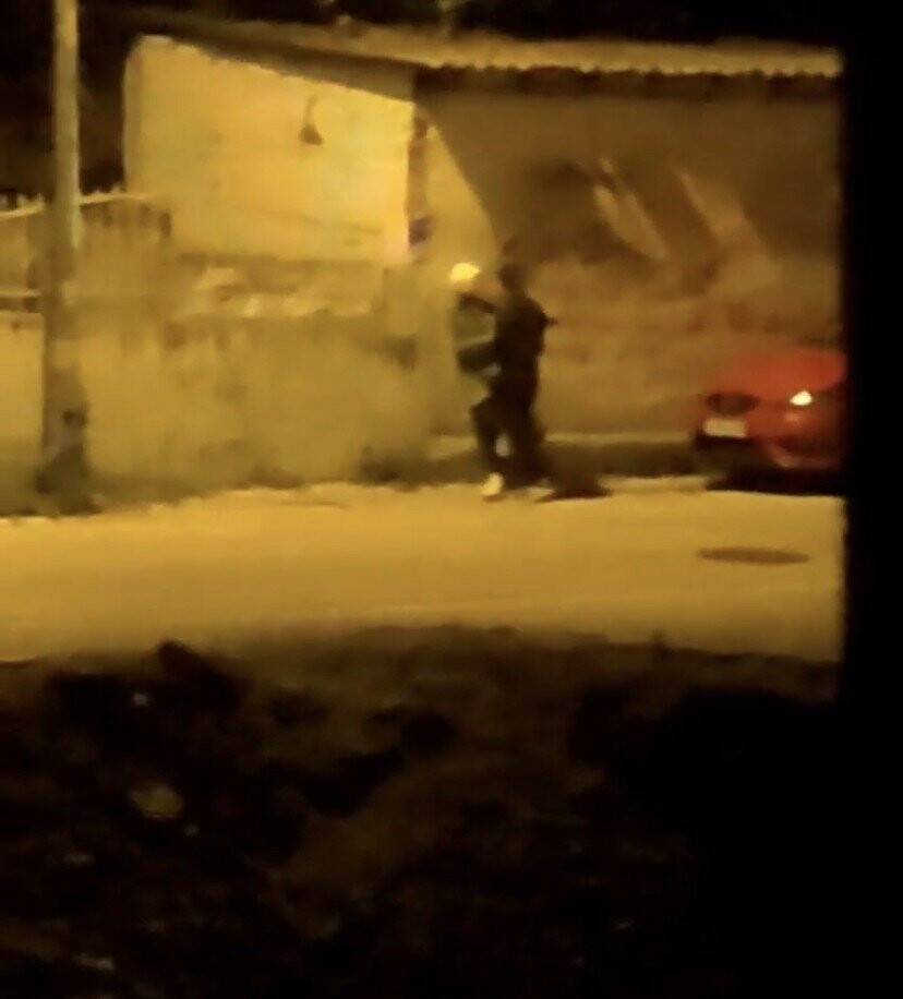 Küçükçekmece’de sokak ortasında genç kadına yumruklu tokatlı saldırı kamerada