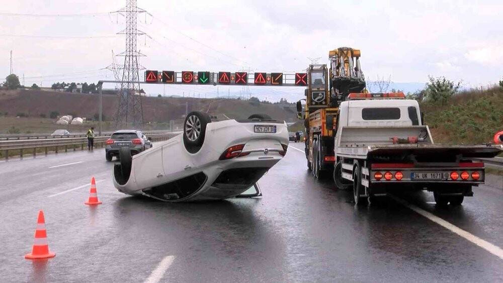 Kuzey Marmara Otoyolu’nda ıslak zeminde kontrolden çıkan araç takla attı