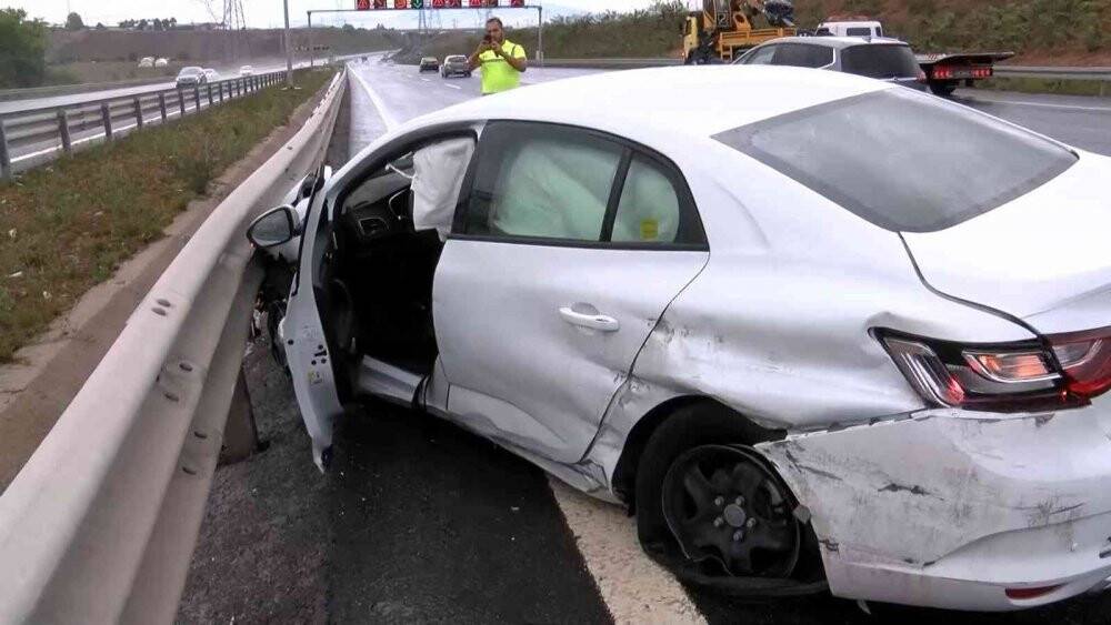 Kuzey Marmara Otoyolu’nda ıslak zeminde kontrolden çıkan araç takla attı