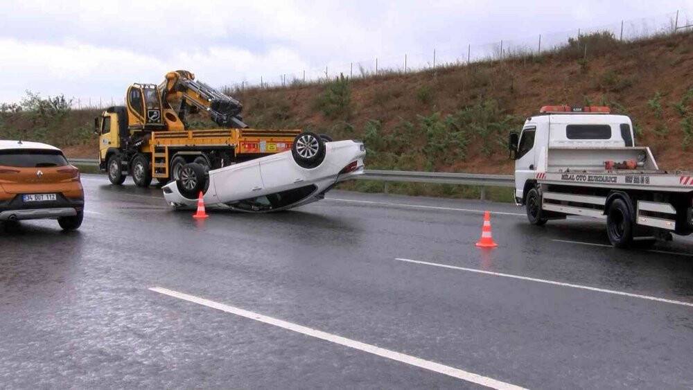 Kuzey Marmara Otoyolu’nda ıslak zeminde kontrolden çıkan araç takla attı