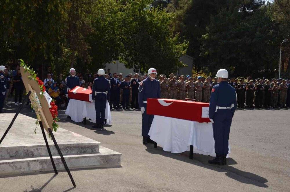 Paraşüt kazasında hayatını kaybeden iki astsubay için cenaze töreni düzenlendi