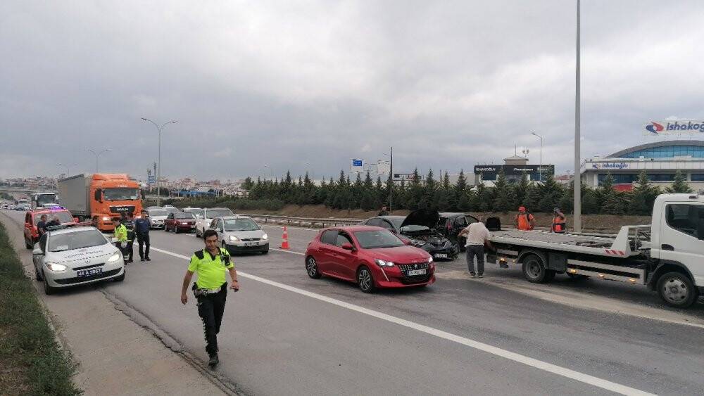 TEM’de 4 araçlı zincirleme kaza: 3 yaralı