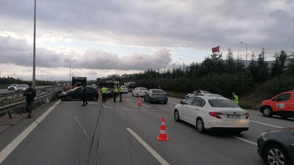 TEM’de 4 araçlı zincirleme kaza: 3 yaralı
