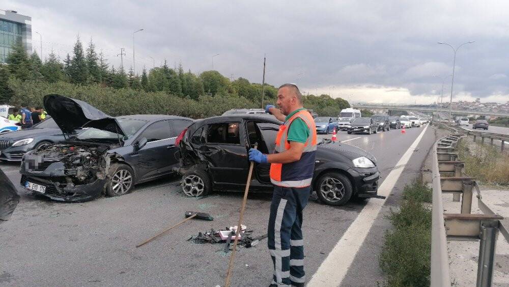 TEM’de 4 araçlı zincirleme kaza: 3 yaralı