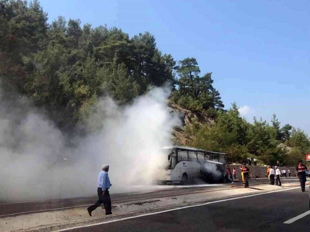Yolcu otobüsü alev alev yandı