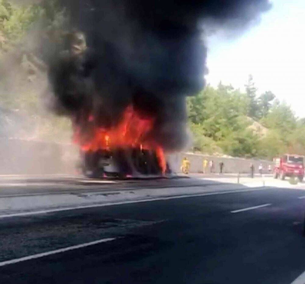 Yolcu otobüsü alev alev yandı