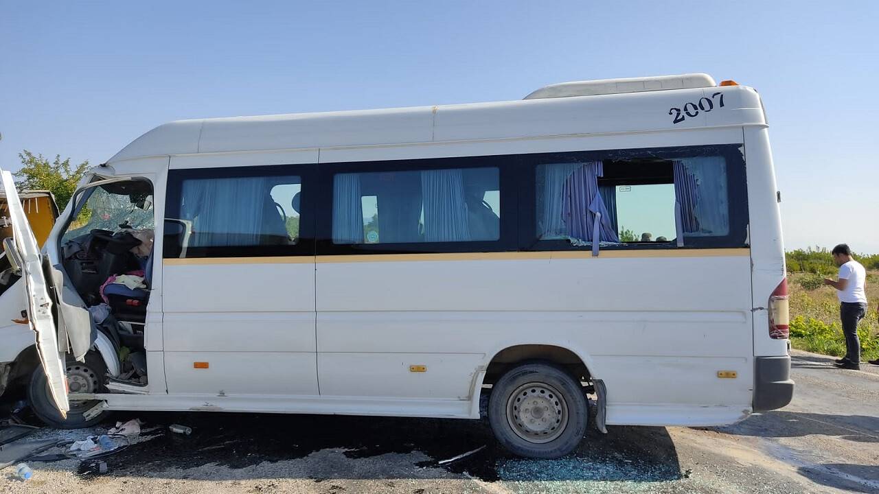 aa-20220905-28815501-28815500-denizlide-bicerdover-ile-isci-minibusunun-carpistigi-kazada-12-kisi-yaralandi.jpg
