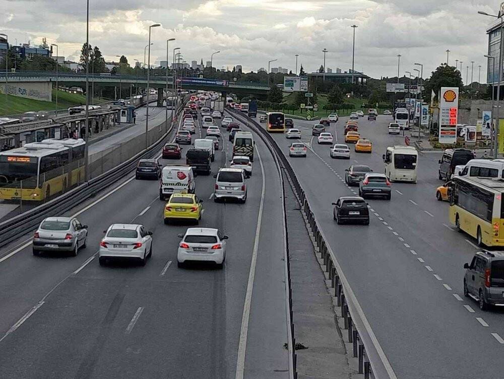 İstanbul’da eğitim öğretim döneminin başlamasıyla birlikte trafikte yoğunluk oluştu