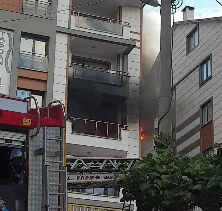 Kombi patladı, daire alevlere teslim oldu