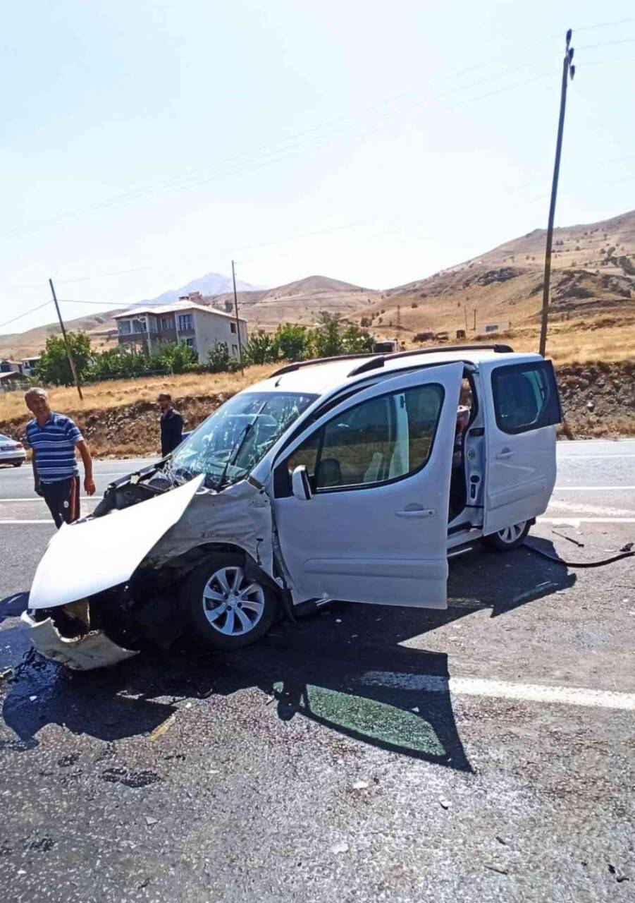 Otomobille kamyonet çarpıştı: 9 yaralı