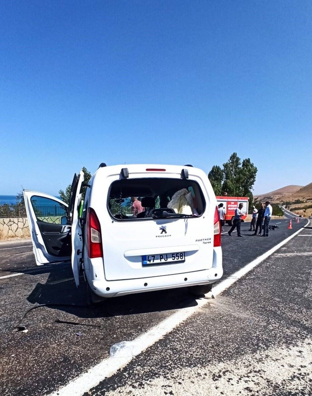 Otomobille kamyonet çarpıştı: 9 yaralı