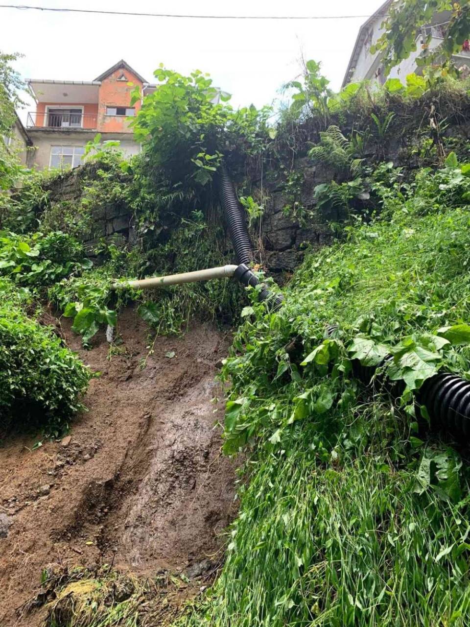 Rize’de şiddetli yağış heyelanlara neden oldu