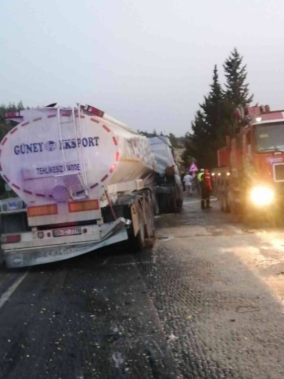 Yan yatan tanker trafiği kilitledi, kilometrelerce araç kuyruğu oluştu