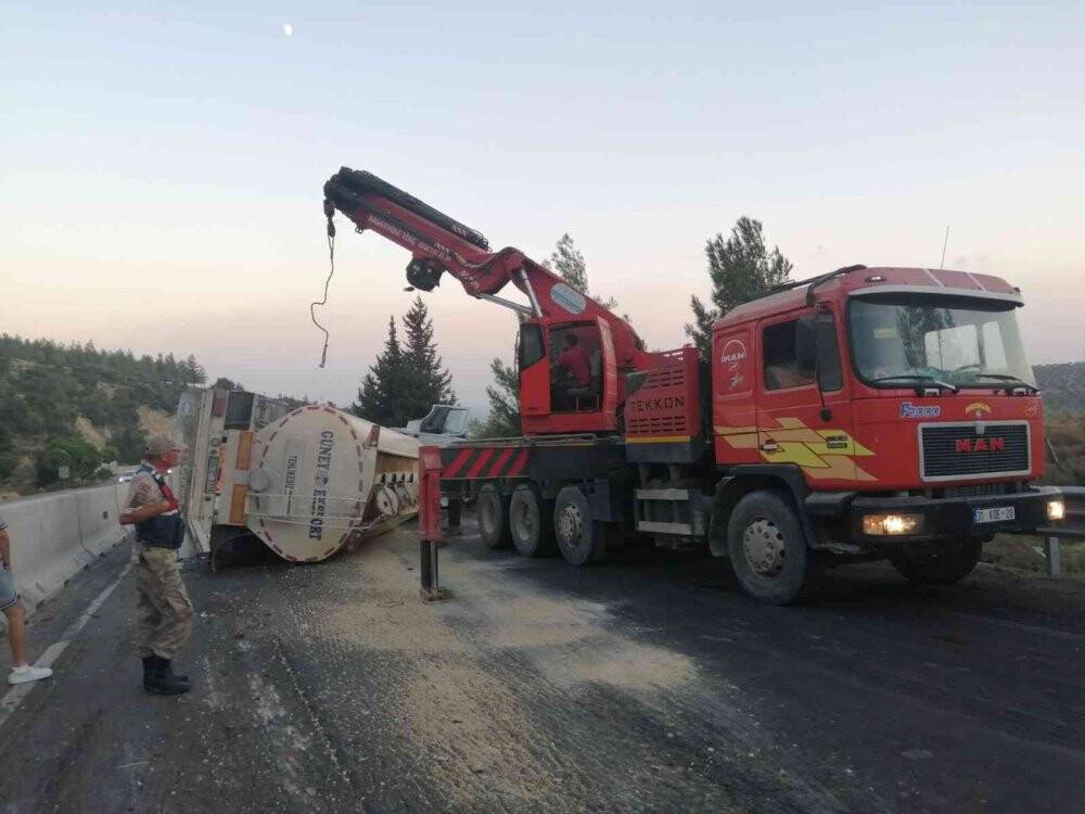 Yan yatan tanker trafiği kilitledi, kilometrelerce araç kuyruğu oluştu