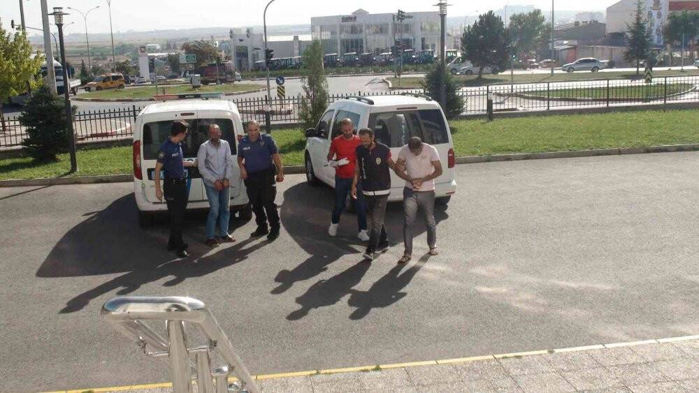 Yaşlı adamın altın ve parasını dolandıran şüpheli: “Yakışıklı çıkart ha”