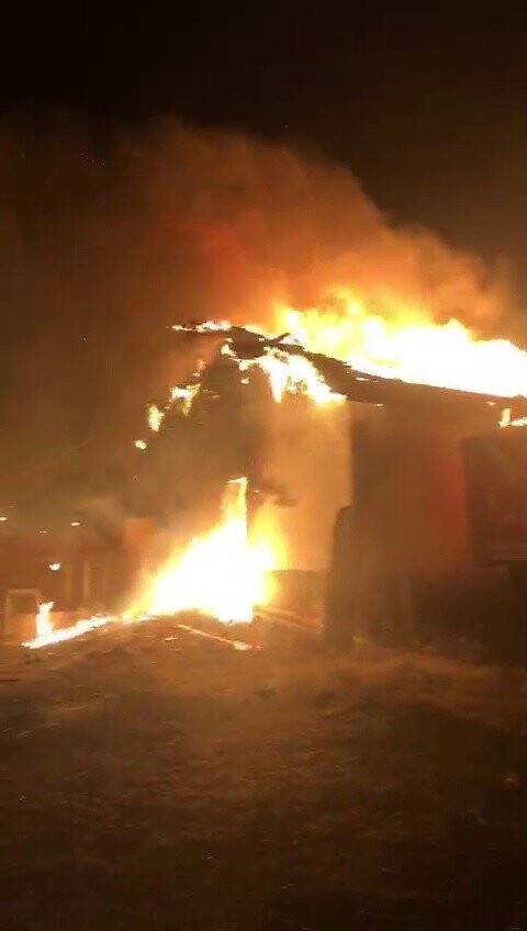 Alevler geceyi aydınlattı, müstakil ev tamamen yanarak kül oldu