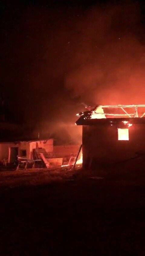 Alevler geceyi aydınlattı, müstakil ev tamamen yanarak kül oldu