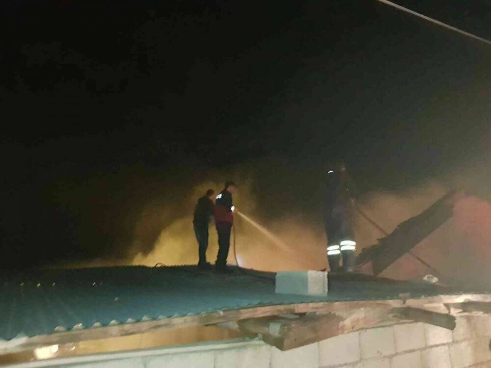 Alevler geceyi aydınlattı, müstakil ev tamamen yanarak kül oldu