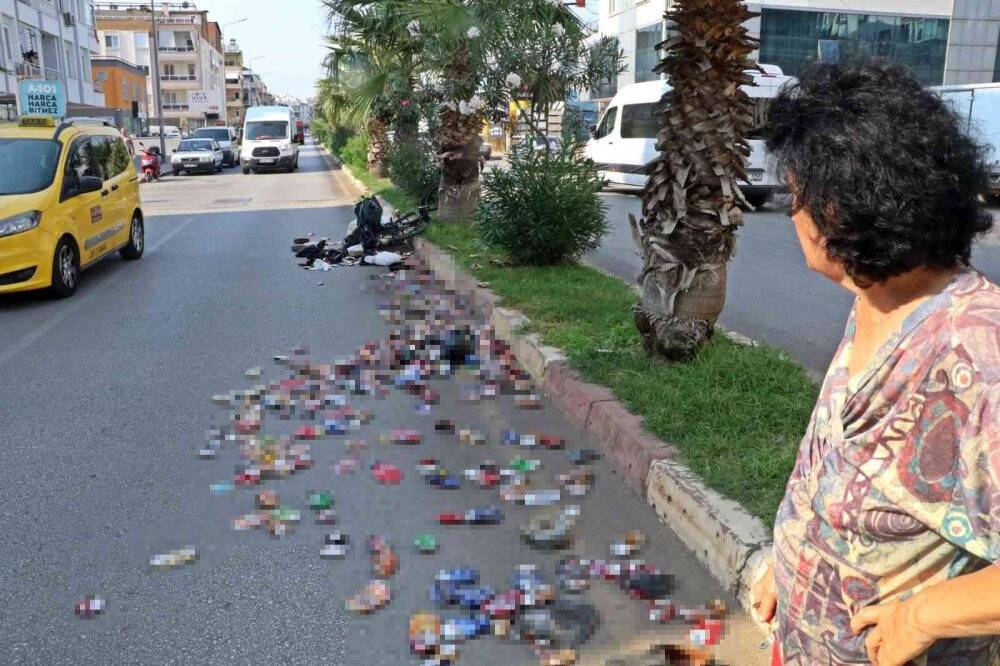 Bisikletli yaşlı adamdan geriye topladığı içecek kutuları ve araç camına sıkışmış şapkası kaldı