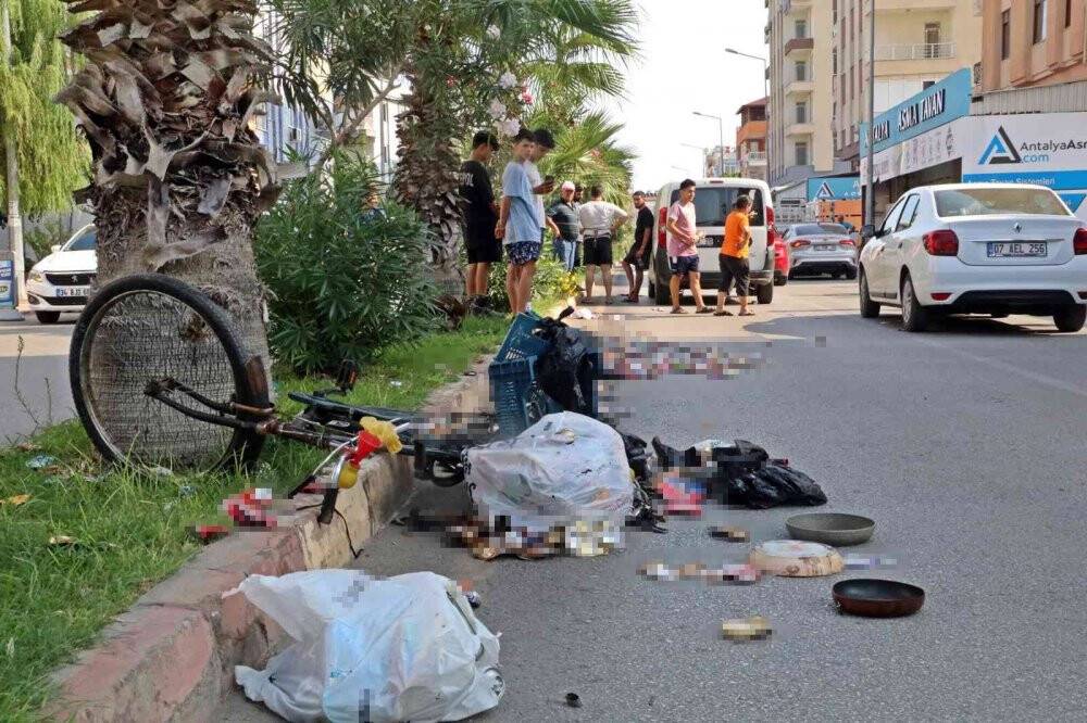 Bisikletli yaşlı adamdan geriye topladığı içecek kutuları ve araç camına sıkışmış şapkası kaldı