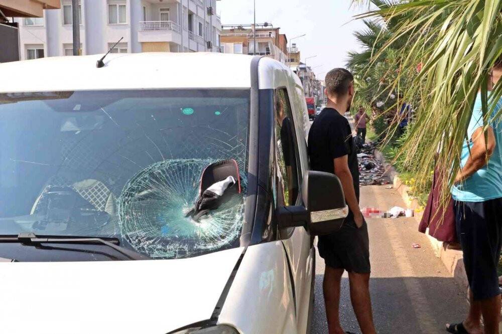 Bisikletli yaşlı adamdan geriye topladığı içecek kutuları ve araç camına sıkışmış şapkası kaldı