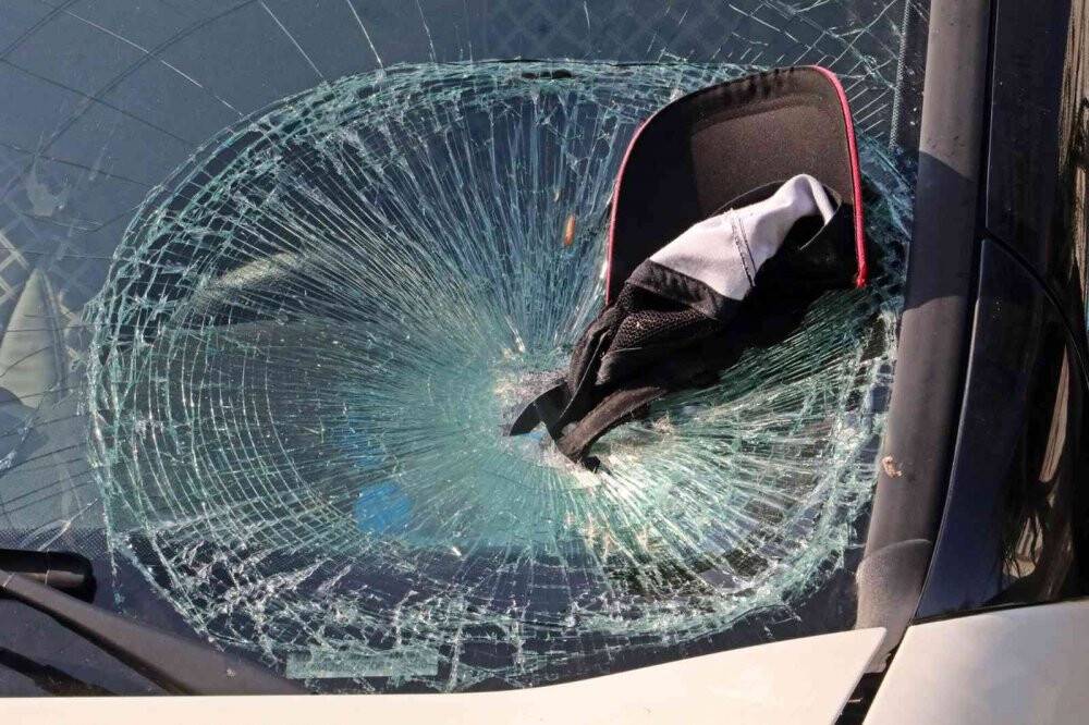 Bisikletli yaşlı adamdan geriye topladığı içecek kutuları ve araç camına sıkışmış şapkası kaldı