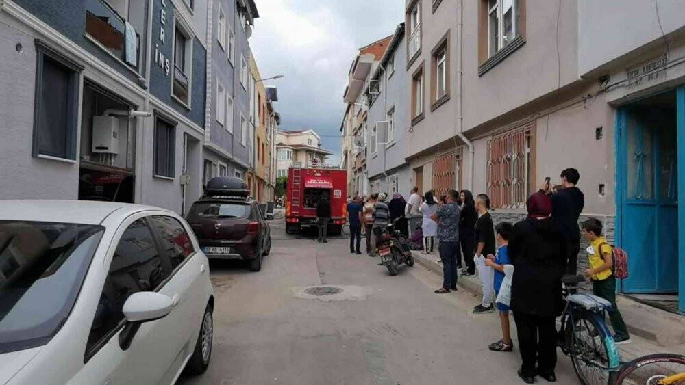 Ev yangınında patlama anı kameraya yansıdı