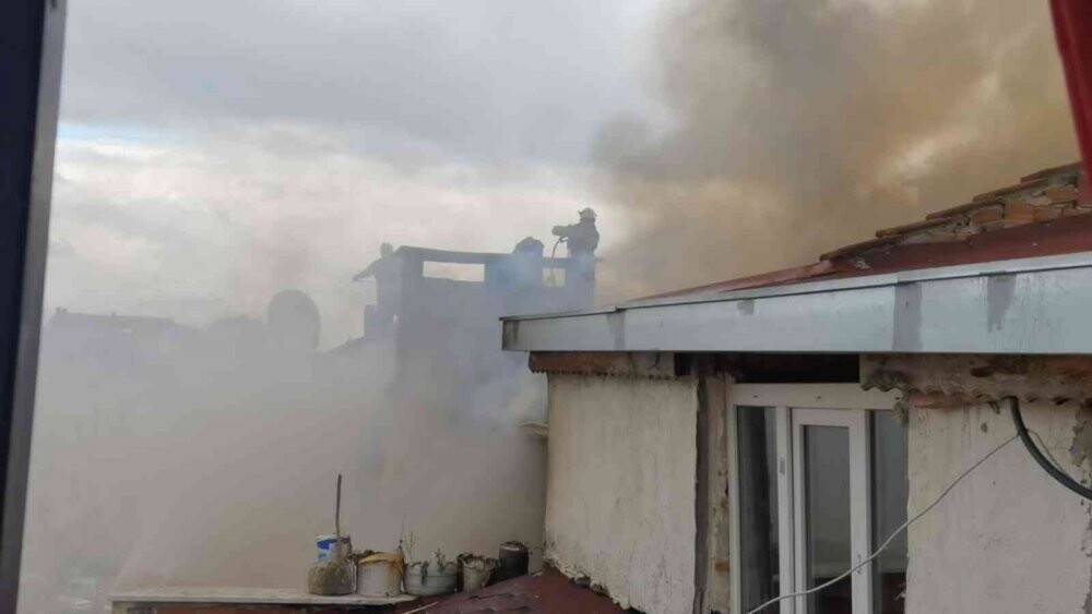 Ev yangınında patlama anı kameraya yansıdı