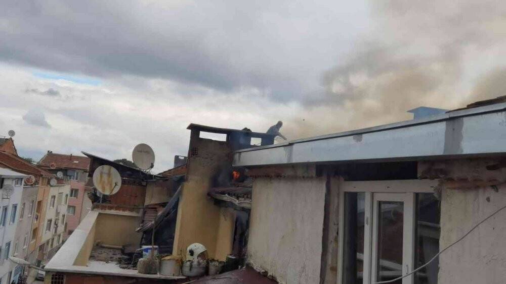 Ev yangınında patlama anı kameraya yansıdı