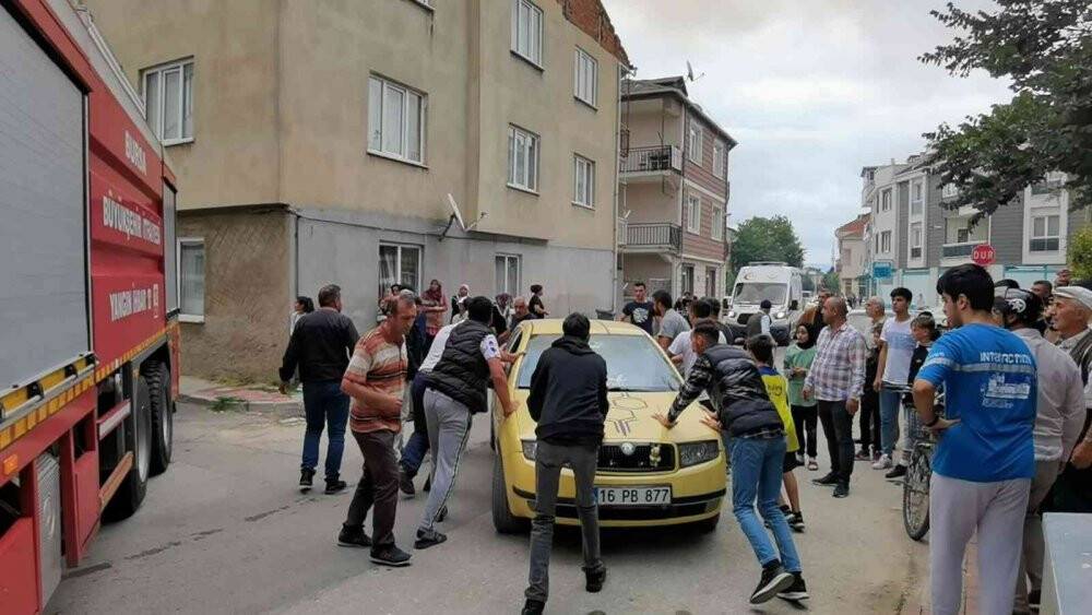 Ev yangınında patlama anı kameraya yansıdı